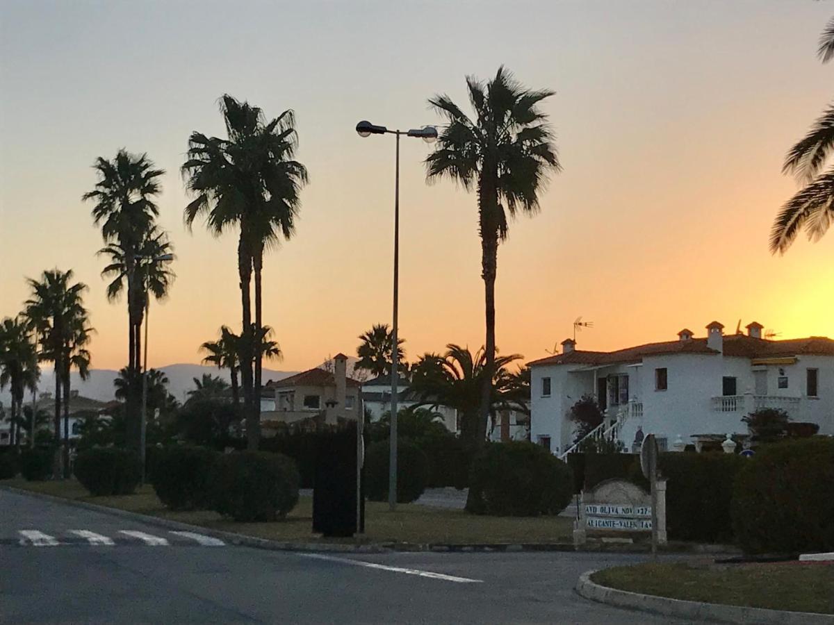Villa en Oliva Nova, jardín privado a 100m de la playa Exterior foto